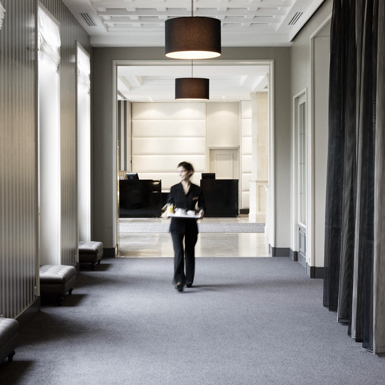 une personne dans un couloir