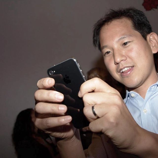 un homme sur un Iphone